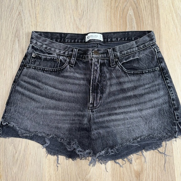Abercrombie & Fitch Mid Rise Boyfriend Shorts - Black Distressed - Size 27/4 - Picture 1 of 5